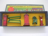 Hornby Gauge 0 Railway Accessories No 3 Platform Machines and Seats, Boxed