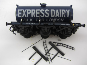 Gauge 0 "Express Dairy" 6 Wheeled Tank Wagon