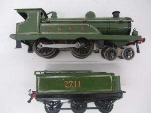 Early Hornby Gauge 0 C/W LNER Green 2711 Locomotive and Tender